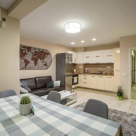 Sunny Spacious Apartment In A Great Location Kazanlak Exterior photo