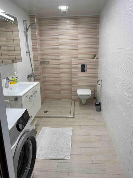 Sunny Spacious Apartment In A Great Location Kazanlak Exterior photo